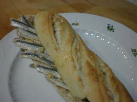 Wij maken al 20 jaar de lekkerste belegde broodjes. BOCADILLO MALAGUEÑO: DE BOQUERONES EN VINAGRE O AL NATURAL ...