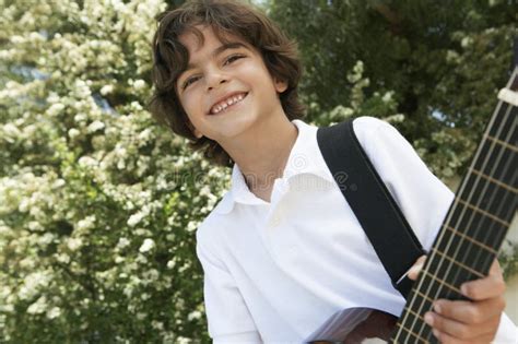 Little Boy Que Toca La Guitarra Foto De Archivo Imagen De Mirando