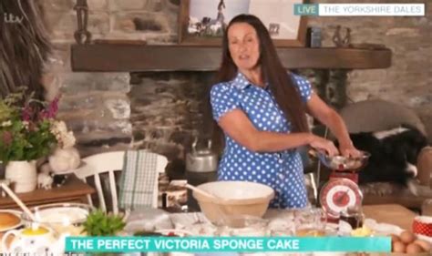 Mary berry victoria sponge perfection. This Morning chef shares how to make the Queen's Victoria ...