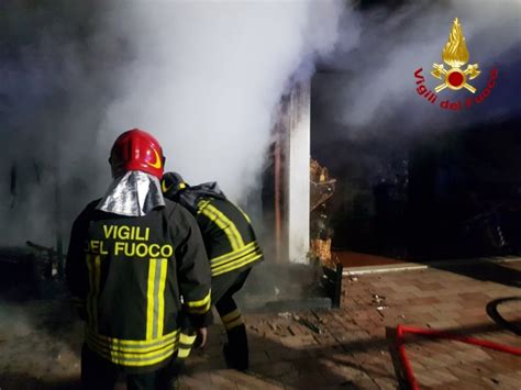 La colonna di fumo nero è visibile anche a chilometri di distanza. Incendio a Fuorigrotta: 5 persone intossicate - Napoli ZON
