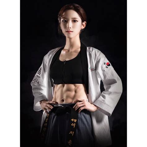 Pin By Jessica Wu On Poser In Muscular Women Martial Arts Girl Female Martial Artists