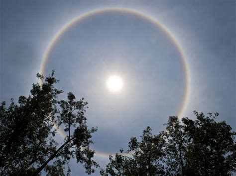 I snapped about 2 dozen photos of the sun halo with my smart phone and proceeded to head back inside so i could find out more about this incredible phenomenon. Strange weather phenomenon in Mexico causes the Sun to ...
