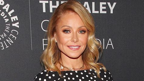 Kelly Ripa Wows Fans With Bedroom Dance Routine Ending In The Splits