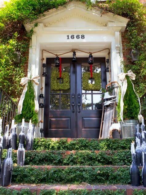 Perspicaces comentarios para home decor outside: 19 Outdoor Christmas Decorating Ideas | HGTV