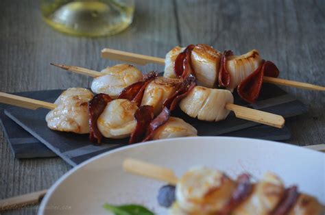 Brochettes de noix de Saint Jacques et chorizo sur risotto safrané