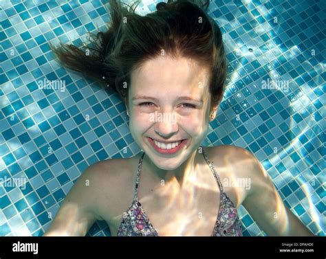Underwater View Teenage Girl Swimming Banque De Photographies Et Dimages Haute R Solution Alamy