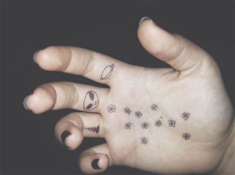 Drawings On Hands Tumblr Drawing And Sketches How To Draw Hands Tumblr Drawings Easy Hand