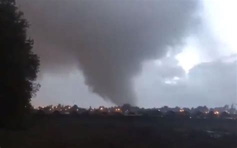 La isla de pascua perteneciente a chile, en el pacífico sur, formando parte de la polinesia (a la izq. Chile: dos tornados en menos de 24 horas