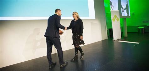 Bent høie (born 4 may 1971) is a norwegian politician from the conservative party who has been minister of health and care services since 16 october 2013. Gir innsikt i livet til yngre personer med demens ...