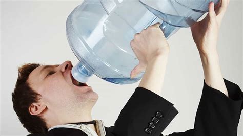 دراسة الإفراط في شرب الماء قد يؤدي إلى أضرار تصل حتى الوفاة