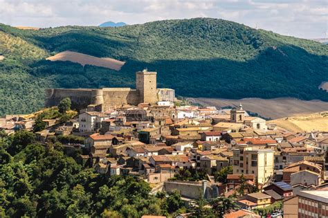 Der flughafen foggia befindet sich in der region apulien im südosten italiens. Deliceto - Foggia Landskap - Gargano - Apulia - Italien ...