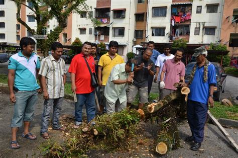 Contoh kegiatan yang dapat dilakukan secara bergotong royong antara lain pembangunan fasilitas umum dan. Dr Shafie Abu Bakar: Gotong Royong Rumah Pangsa Seksyen 3, BBB