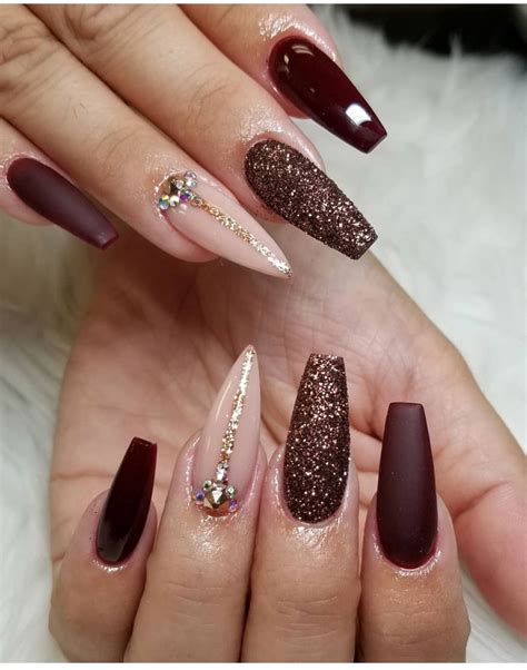 Uñas acrilicas negras y natural. Vinos 😍 | Manicura de uñas, Diseños de uñas con purpurina, Uñas de gel bonitas