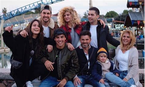 Así, en su instagram ha compartido una foto y unas preciosas palabras hacía su hermano pequeño. Mario Casas viaja en familia a Laponia