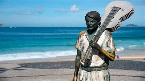 Estátua De Tom Jobim Um Passeio Na Praia De Ipanema