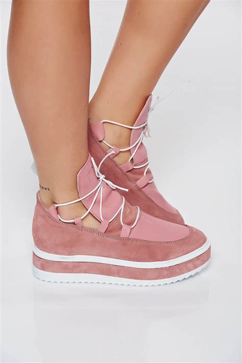 Casual sport cipő rózsaszínű lapos talpú zsinórral van ellátva
