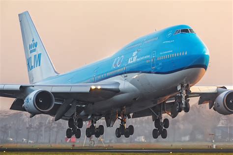 Ph Bfy Klm Boeing 747 400 During Landing At Sunrise In Ams Flickr
