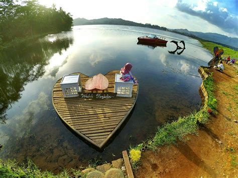Wisata waduk gajah mungkur adalah sebuah waduk yang membendung sungai bengawan solo dengan jarak 6 kilometer dari kota wonogiri. waduk penjalin