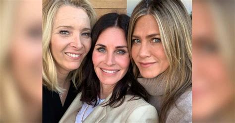 friends alum lisa kudrow shares being insecure of her body next to jennifer aniston and courteney