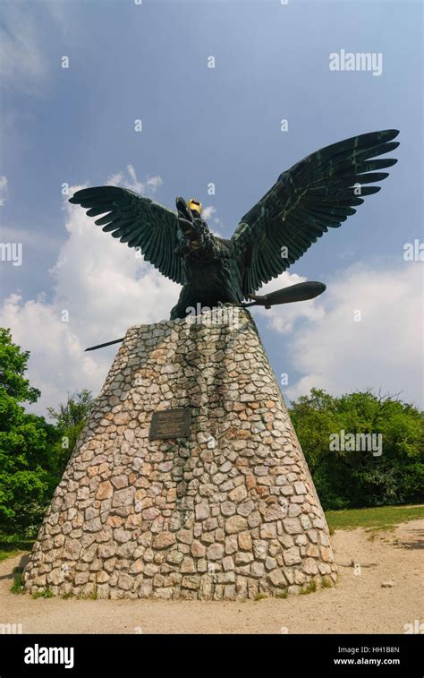 Monumento Del Uccello Turul Mitico Fi Immagini E Fotografie Stock Ad