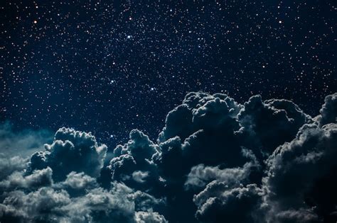 Cielo Nocturno Con Estrellas Y Luna Y Nubes Foto Premium
