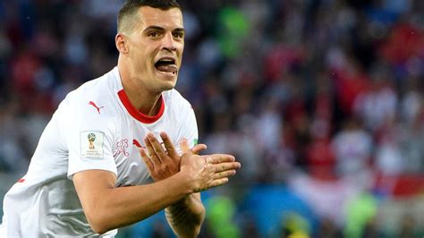 A dreadful defensive error from arsenal's granit xhaka arsenal midfielder granit xhaka believes online abuse of players and their families will kill football. Den Adler machen: Was bedeutet diese Geste überhaupt? | St ...