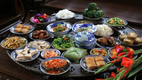 Giò thường được thái theo khoanh, bày lên đĩa và trang trí kèm là một vài cánh hoa cà rốt. 5 món ăn không thể thiếu trong mâm cơm ngày Tết của người ...