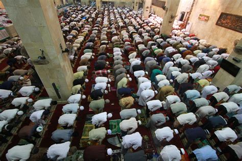 Sholat tarawih dilaksanakan selama bulan ramadhan. Jangan Lakukan Solat Tarawih Secara 'Online'. Dr Zulkifli ...