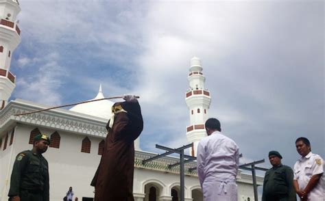 Terbukti Berjudi 16 Warga Aceh Dicambuk