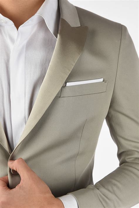 Double vents, also known as side vents, are the most functional because they allow you to sit and stand up with the least amount of restriction. Neil Barrett Side Vents 2 Button Suit men - Glamood Outlet