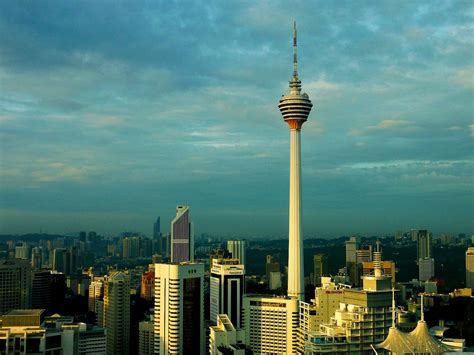 The kl tower is a 421m high telecommunications and broadcasting tower which actually appears to be taller than the petronas towers, because it is built on a hill. Kuala Lumpur Tower