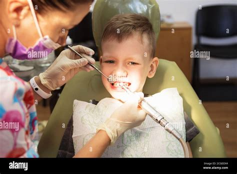 Un Niño Pequeño En La Recepción De Un Dentista En Una Clínica Dental