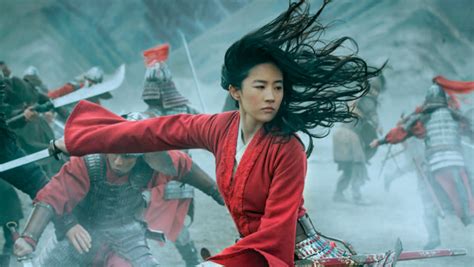 Ketika kaisar tiongkok mengeluarkan dekrit bahwa satu pria dari setiap keluarga wajib bergabung dalam tentara kekaisaran untuk mempertahankan negara dari serangan bangsa hun, hua mulan, putri tertua dari seorang pejuang terhormat, memutuskan menggantikan. Film Mulan Tayang di Platform Digital, Warganet Protes : Okezone Celebrity
