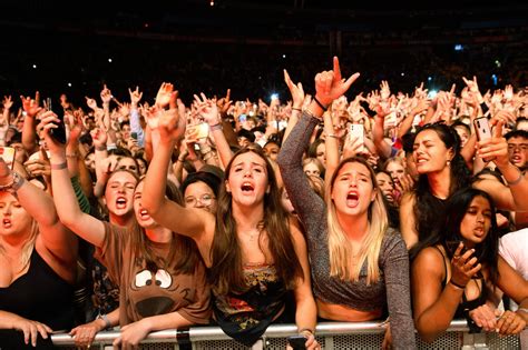 Neuseeland Fans Bei Six Konzert News Rolling Stone
