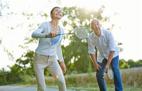 Actividades con agua, deportivas, de equilibrio, destreza y habilidad para todos. Juegos al aire libre para el adulto mayor | LoveToKnow