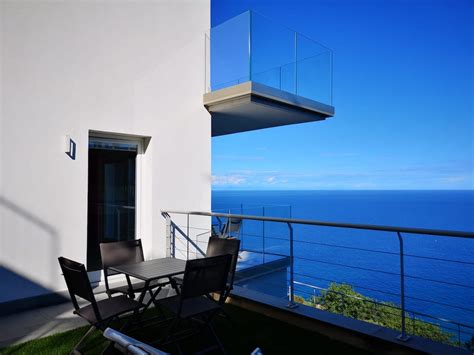 Interamente fornte mare, splendida vista, terrazzo metri 9x2 alloggio arredato di due camere, cucina abitabile, bagno, posto auto coperto interno cortile, affittasi annualmente e mensilmente. Appartamenti vacanze in affitto al mare Liguria - Bergeggi ...