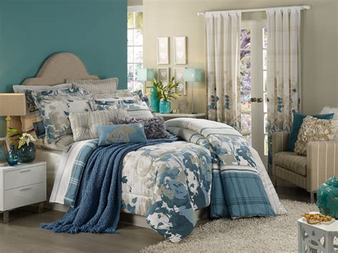 A standard comforter set usually includes a large comforter (the blanket or duvet) and two decorative pillow shams.there are also deluxe comforter sets comforter sets are made using a wide range of materials. HomeChoice Skye duvet and comforter set. See more here ...