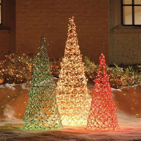 Easy DIY Outdoor Christmas Lighting Hacks (20)  Outdoor christmas tree