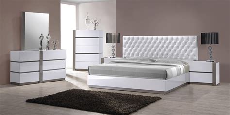 Vero Modern White Tufted Bedroom Set