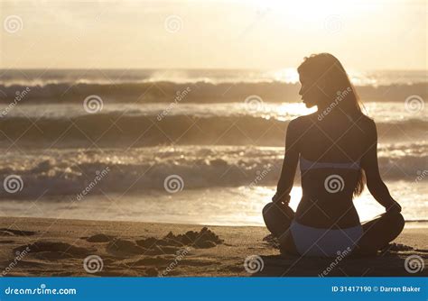 Frauen Mädchen Sitzender Sonnenaufgang Sonnenuntergang Bikini Strand