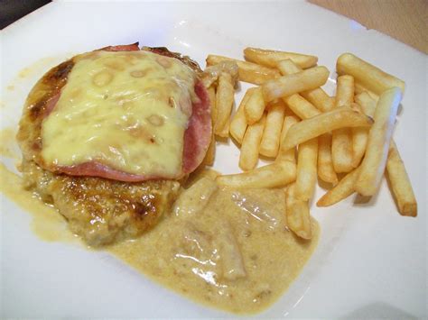 Schnitzel mit Schinken Ananas Spargel und Käse überbacken