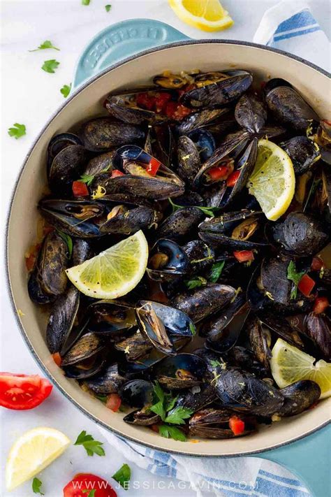 Moules cuites à la vapeur avec du vin blanc et de lail