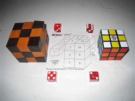Chaque cube, à l'exception de ceux qui se trouvent à chaque extrémité, a deux faces qui sont percées en leur centre. ARES - CT5021 - La solution du Rubik's Cube en bois