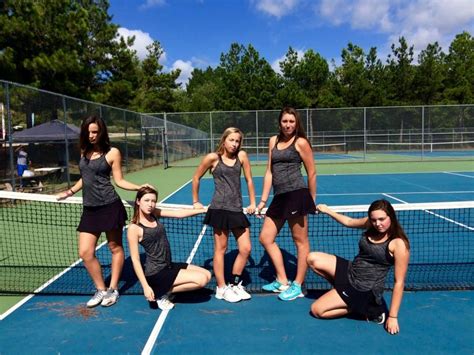 Tennis Team Unites For One Common Goal The Howler