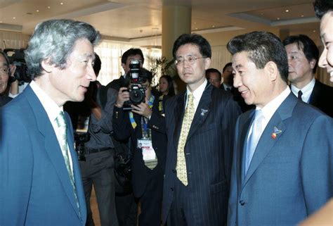 노무현사료관 아시아지역 정상회의에서 고이즈미 준이치로 일본총리를 만난 노무현 대통령
