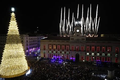 En Fotos Miles De Personas Recibieron 2024 Con Las Campanadas En La Puerta Del Sol De Madrid