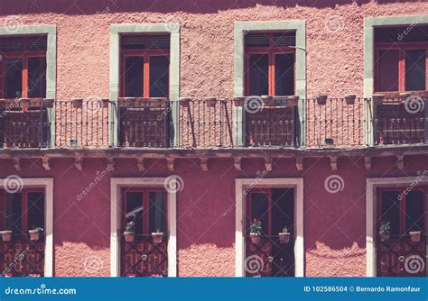 Fachadas Tradicionales De La Casa En San Miguel De Allende Guanajuato