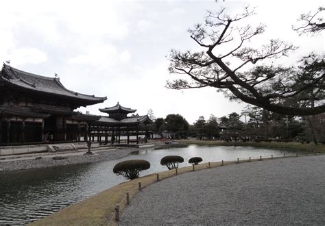 Asisbiz Byodo In Temple Outer Path Phoenix Hall Jodo Shiki Garden Pond