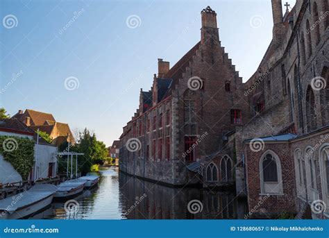 Historische Middeleeuwse Gebouwen Met Mooi Kanaal In De Oude Stad Van