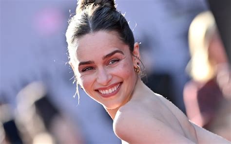 emilia clarke defends using green screen after anthony hopkins calls it ‘pointless